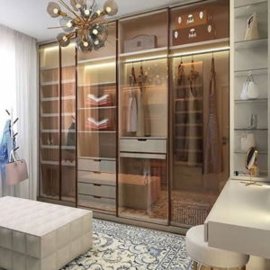 closet com porta de vidro espelhada